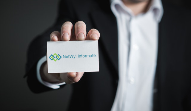 Karriere bei NetWyl Informatik GmbH, Mann mit Karte und Logo